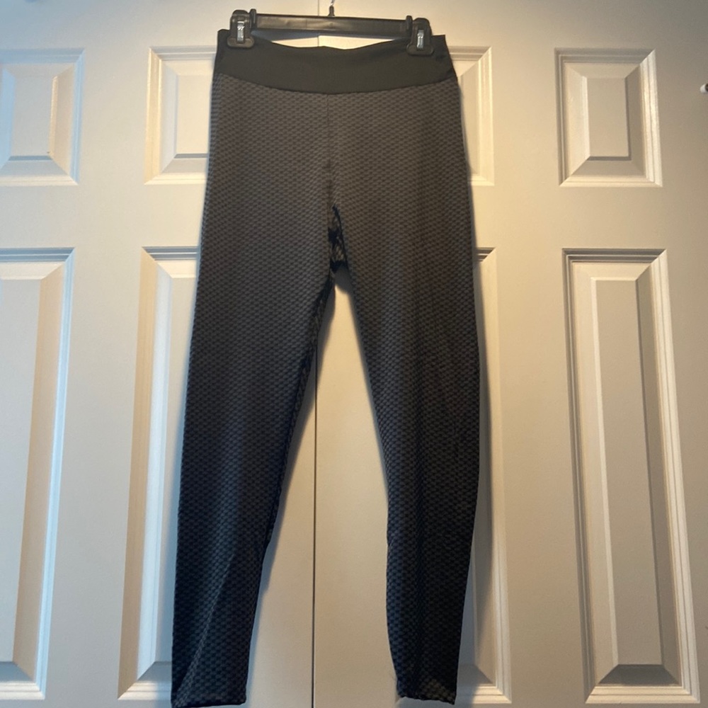 Brand new black scrunch butt lifting leggings Size L